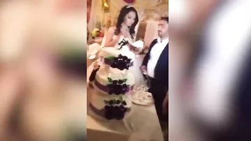 На азербайджанской свадьбе жених нарушил традицию, забыв угостить невесту тортом
