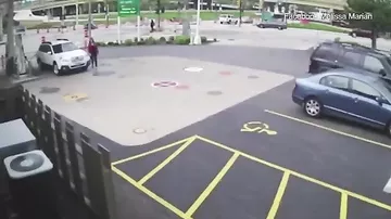 Камера зафиксировала, как женщина предотвращает угон своего автомобиля