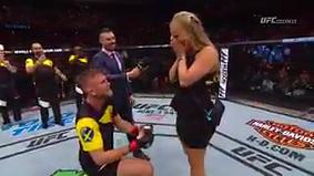 Боец UFC нокаутировал противника и сделал предложение девушке на ринге
