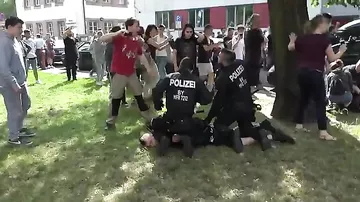 Немецкие студенты устроили перепалку с полицией из-за однокурсника-афганца