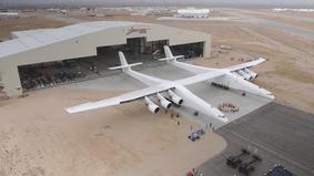 Самый большой самолёт в мире впервые покинул ангар