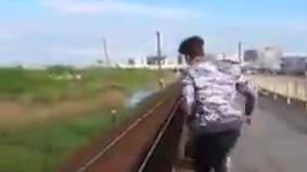 Ролик со спасением малыша из-под колес поезда набирает просмотры