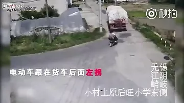 Камера наблюдения сняла, как фура задавила двоих мотоциклистов, дав задний ход