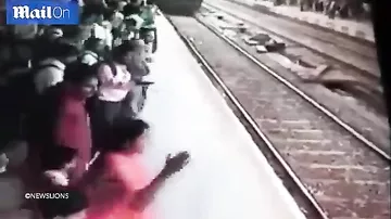 Девушка в наушниках не успела отпрыгнуть и попала под поезд