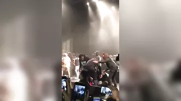 На известного рэпера напали прямо на сцене во время выступления