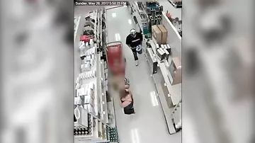 Supermarketdə qızların ətəyinin altından şəkil çəkən manyak kameralara düşdü