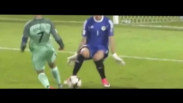 Мальчик выбежал на поле во время матча Латвия — Португалия, чтобы обнять Роналду