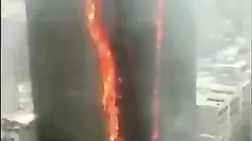 Китайский небоскреб поглотило огнем