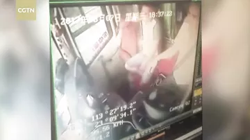 Поссорившись с женой, китаец перевернул автобус