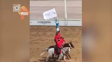 Aкробатка упала с 6-метровой высоты во время демонстрации флага на скачках