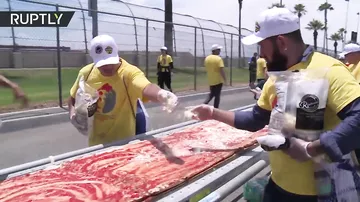 Dünyanın ən uzun pizzası hazırlanıb