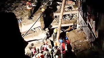 Семиэтажный дом упал на людей: кадры разрушений