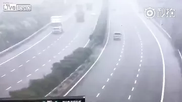 Ужасная авария в туманно-дождливую погоду, подобная сценам из фильмов