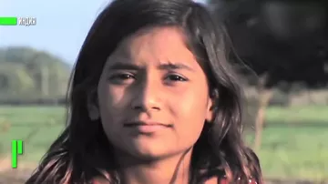 Девочка из Индии дружит с королевскими кобрами
