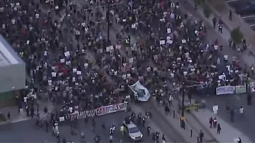Сотни американцев протестуют после оправдания полицейского, застрелившего чернокожего