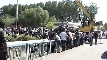 В Агджабеди автомобиль вылетел с моста и упал в водный канал