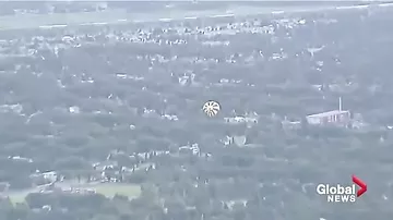 В Канаде огромный воздушный шар упал посреди улицы, приведя в ужас жителей