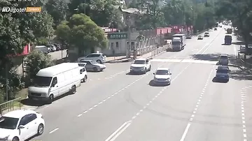 Камера сняла страшное ДТП в Сочи, где мотоциклист врезался в машину и перелетел через нее