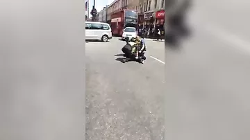 В Лондоне мужчина пытался напасть на полицейского
