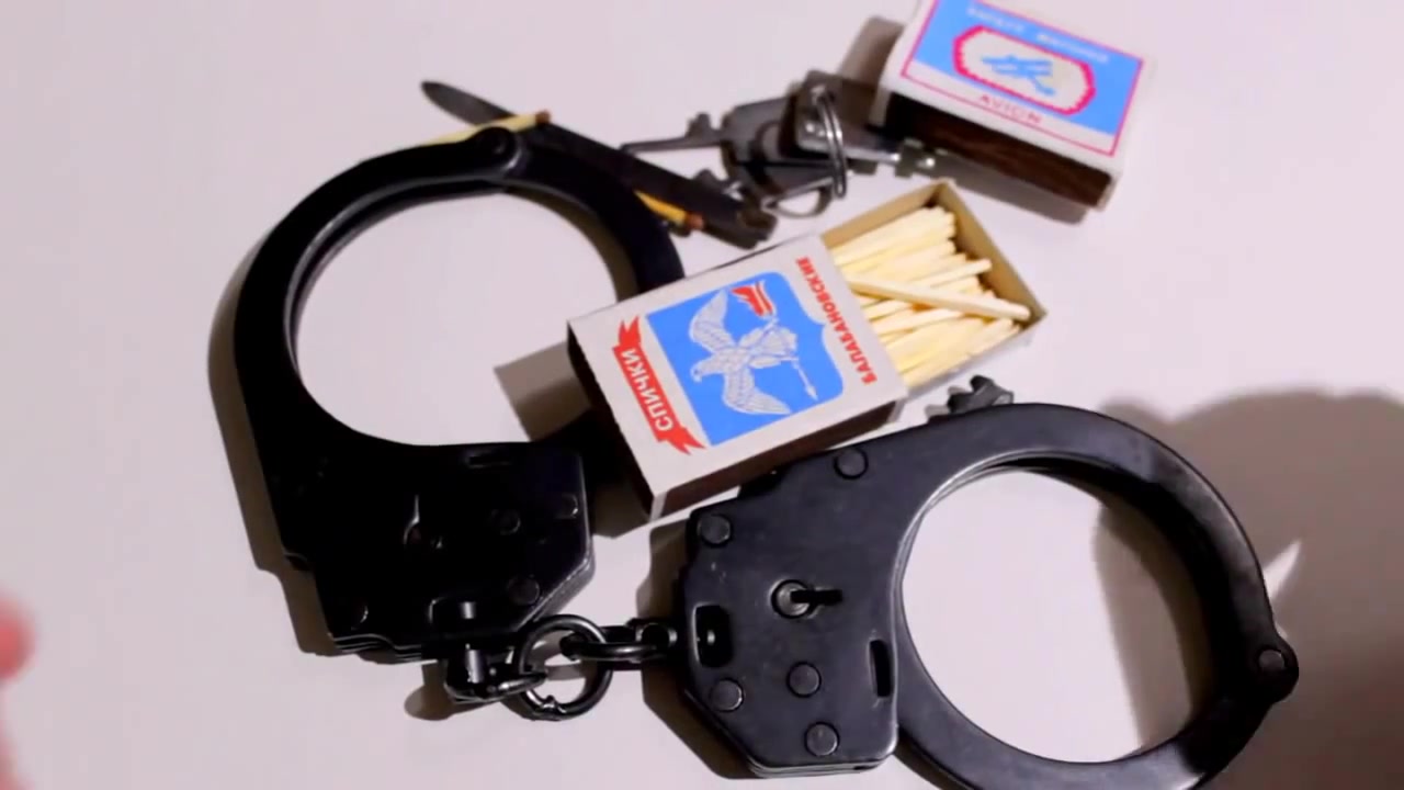 вскрыть наручники. вскрыть наручники. наручники смит и вессон. скрепка и наручники. наручники брс 2.