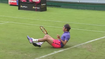 Федерер падает на спину, но делает Shot - Halle 2015