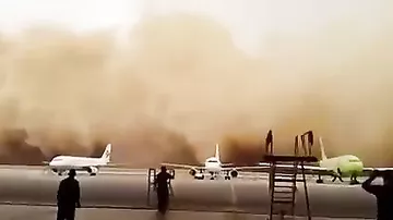Песчаная буря за минуту накрыла аэропорт
