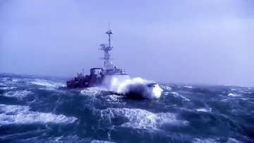 Военный корабль попал в шторм