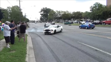 Ford Mustang Shelby GT500 врезается в толпу