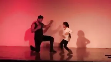 Папа танцует с дочкой