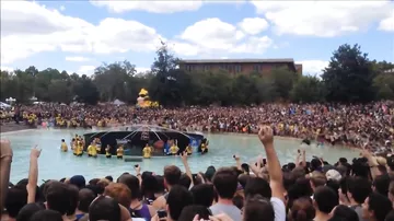 Тысячи студентов колледжа наводнили фонтан кампуса