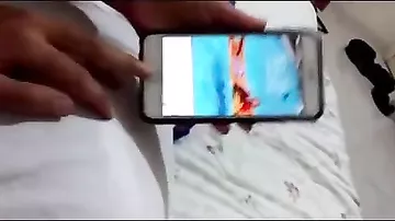 Жена пыталась разблокировать iPhone мужа пока он спит