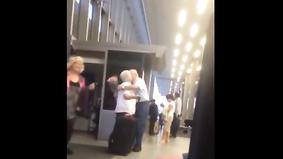 Дедушка-романтик встречает свою жену в аэропорту