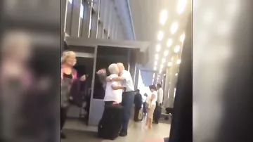 Дедушка-романтик встречает свою жену в аэропорту