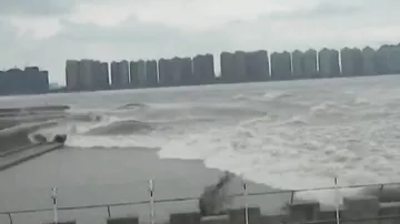 Огромная волна в Китае накрыла сотни зевак
