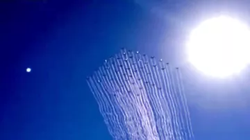 Групповой полет из 49-ти самолётов над стадионом