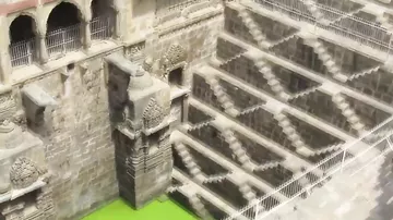 Древние постройки в Индии, огромный колодец Чанд Баори