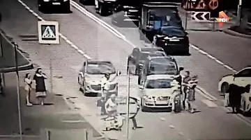 Камера сняла, как иномарка сбила женщину с коляской и ребенком на руках в Москве