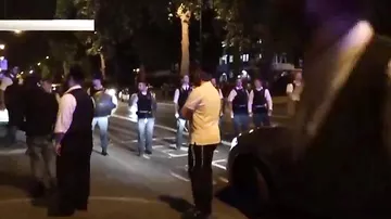 В Лондоне толпа людей напала на полицию