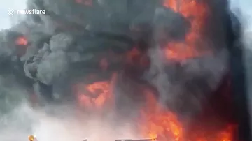 Фура за секунду превратилась в огромный огненный шар на оживлённом шоссе