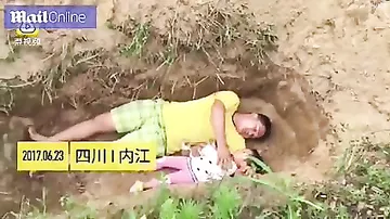 Китаец играет с больной дочерью в могиле, чтобы подготовить к смерти