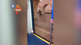 В Сети обсуждают видео с поездом московского метро, уехавшим со станции без машиниста