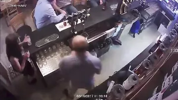 Владелец бара избил свою жену перед камерой и выложил видео с подписью "лол"