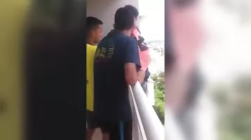 Малыш и мама со слезами просили отца не прыгать с балкона, но он их не послушал