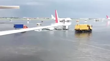 Шереметьево под водой: пассажиры публикуют видео затопленного аэропорта