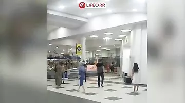 В казахстанском торговом центре в разгар рабочего дня рухнул потолок