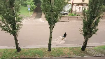 Житель Донецка снял на видео, как женщину уносит потоком ливня