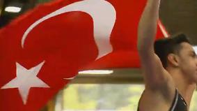 Турецкий борец после победы над армянином прошелся с флагом Азербайджана
