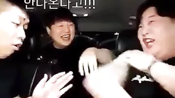 Видео с корейцами, которые довели брата до истерики, становится "вирусом"