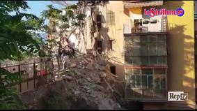 Видео с места обрушения дома на юге Италии, под завалами люди