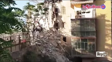 Видео с места обрушения дома на юге Италии, под завалами люди